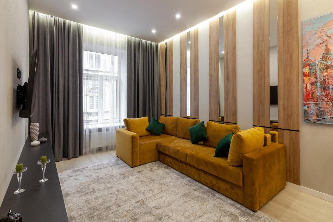 Royal Apartament On Voloshyna 2 Lviv Exterior photo